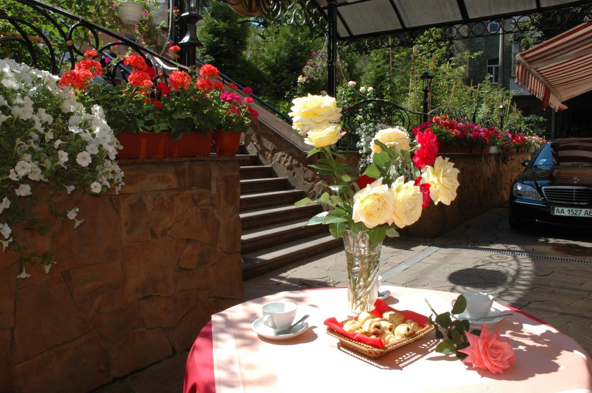 Gallery Hotel Gintama Kiev Esterno foto